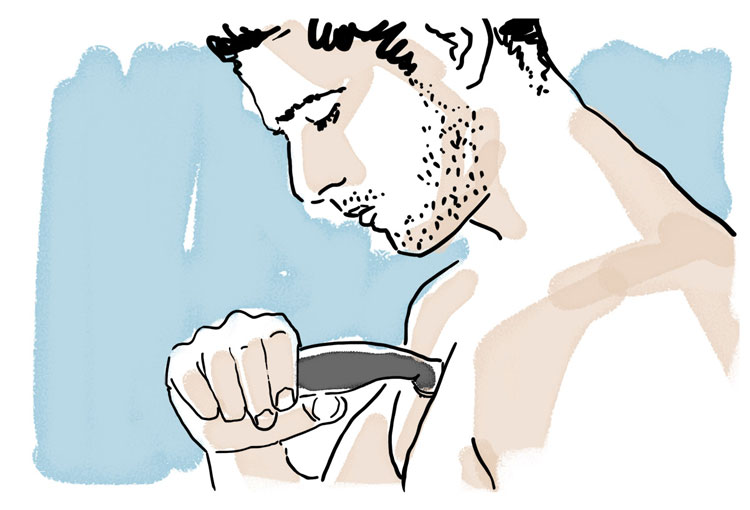 Hombre afeit&aacute;ndose el pecho